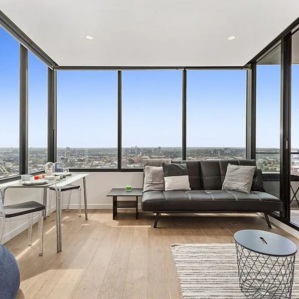 Sunshine CBD Apt with Stunning Views plus Pool, hotel in Melbourne