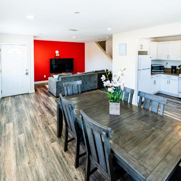 Spacious 5 Bedroom 3 Bath Home for Large Groups By DT LA, Los Angeles