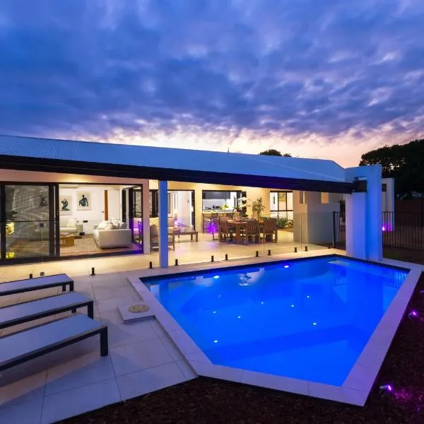 Luxury Sunny Oasis with Pool, SUV Hire, Near Marina, hotel in Trinity Beach