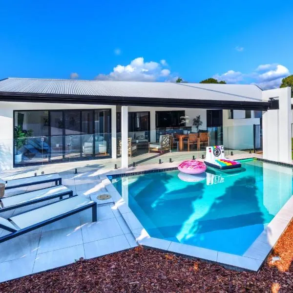 Luxury Sunny Oasis with Pool, SUV Hire, Near Marina, hôtel à Trinity Beach