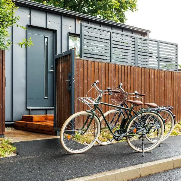 Tihase tiny house with free bike use, hotel i Tallinn