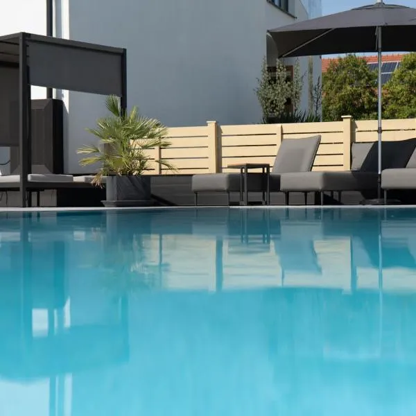 Kracher Hotel Doppelzimmer - für maximal 4 Personen inklusive Pool, hotel in Illmitz