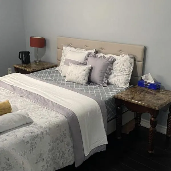 Masterbedroom with Private washroom, hotel in Mississauga