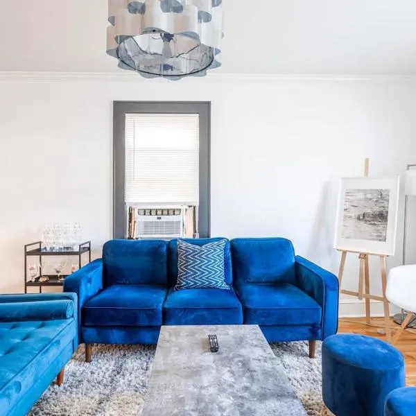 The Blue Sapphire 2BR 2 King beds & ample backyard, hotel em Bridgeport