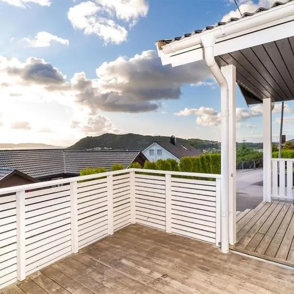 Modern Family House Near Pulpit Rock, hôtel à Tau