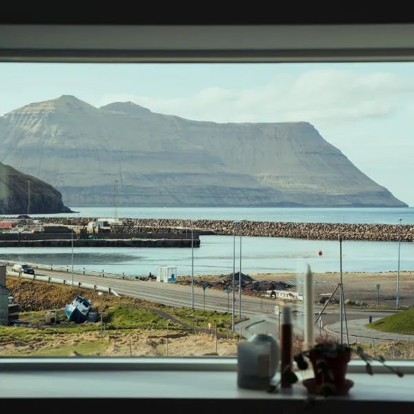 Nyrenoveret, moderne,hyggeligt hus، فندق في Leirvík