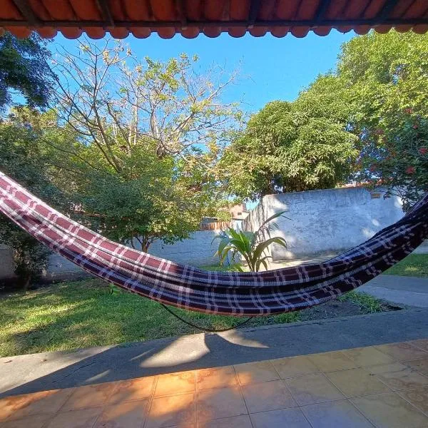 Suites para casais na praça Oswaldo Cruz, hotel in Cabo Frio