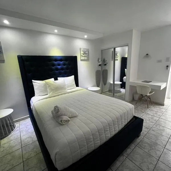 Douglas Highway Inn Hotel, hotel v destinaci Cabo Rojo