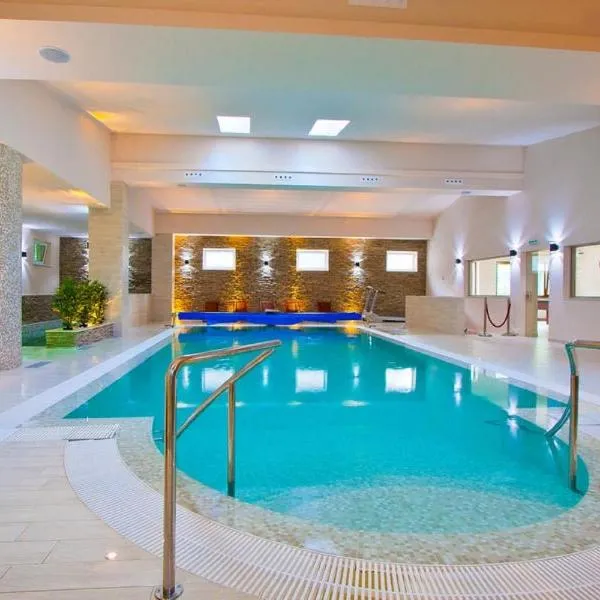 Hotel Orizont Cozia، فندق في كاليمانيشتي