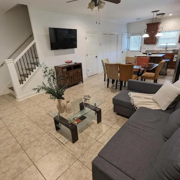 Cozy Townhouse Near Casinos & Prien Lake Park, hotel en Lake Charles