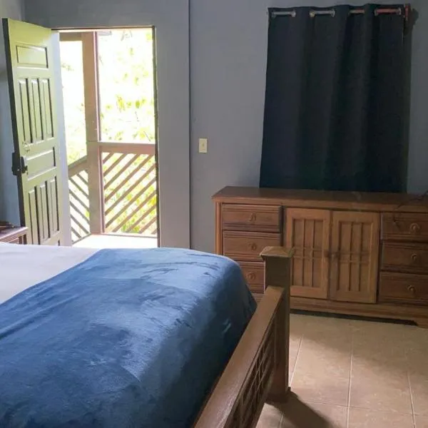 Airport Inn Roatan, hotel en Roatán
