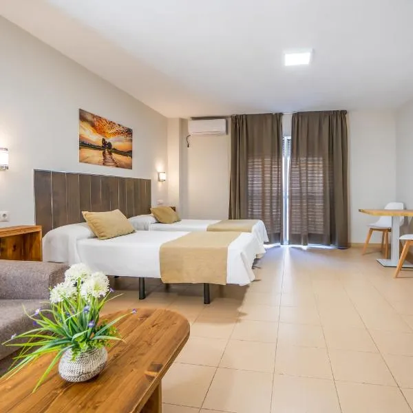 Apartamentos Puerta del Sur, hotel in Seville
