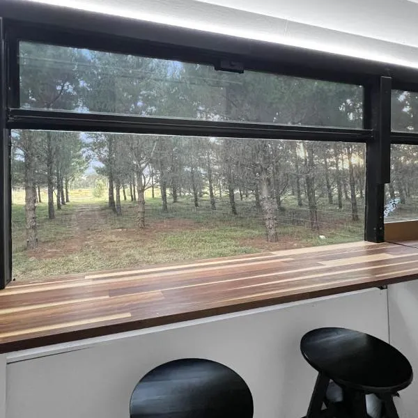 Bussie McBusFace, converted bus in Little River, hótel í Little River