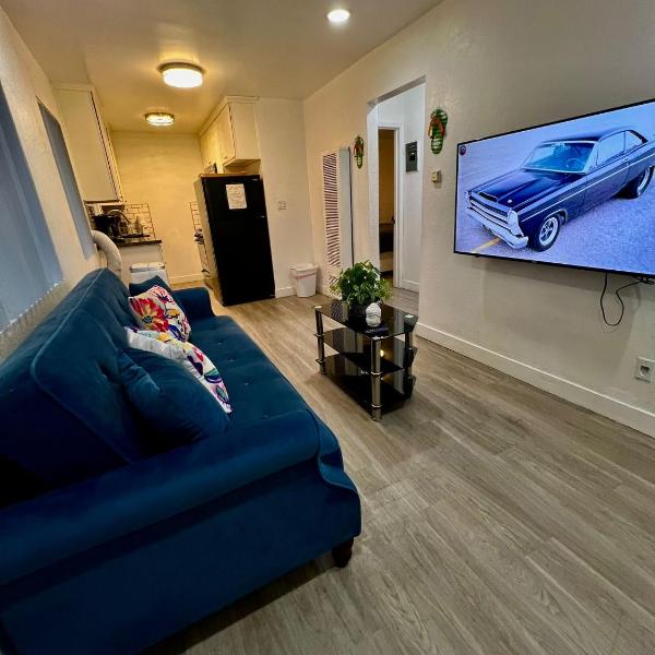 Cozy 2 Bedroom 1 Bathroom Apartment Ideal for Small Group in Koreatown Free Gated Parking Full Kitch, Los Angeles