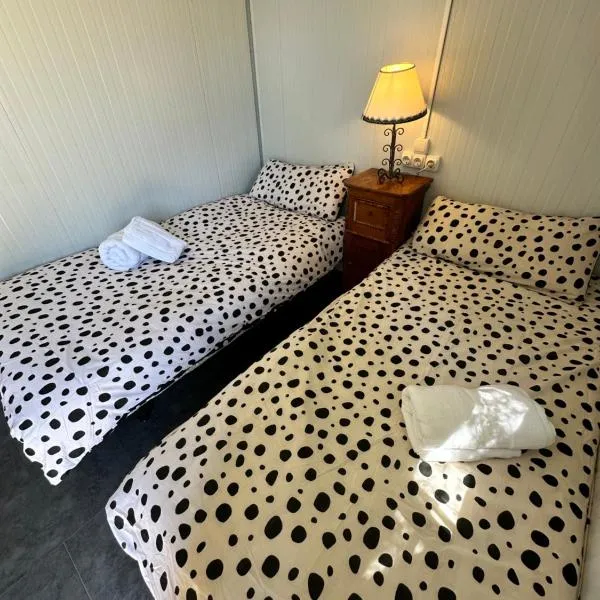 Bungalow GOLOSINA, hotel v destinaci Torrelaguna