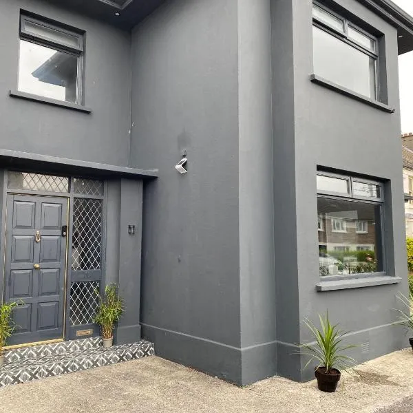 Twelve - Boutique Guest House -Galway City Centre -6 Bed En-Suite - Free Parking，位于戈尔韦的酒店