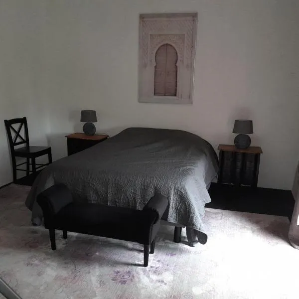 La petite Salamandre bleue, hotel v destinaci La Croisille-sur-Briance