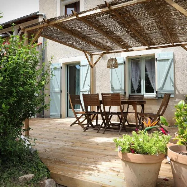 Gîte " Ô PARADIS"、Douelleのホテル