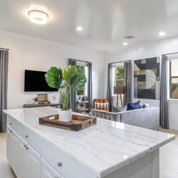 Vibrant Gray Downtown Loft，位于新奥尔良的酒店