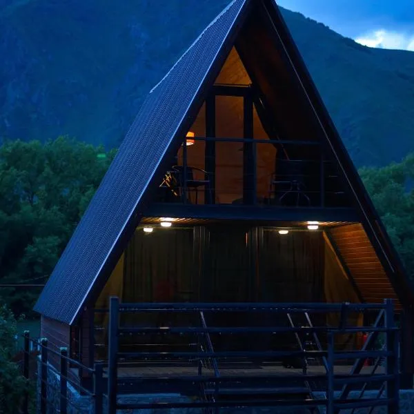 Savalley Kazbegi – hotel w mieście Stepancminda