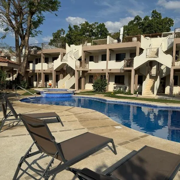 Sandy Shore Two Bedroom Condo Across Beach，位于科克的酒店