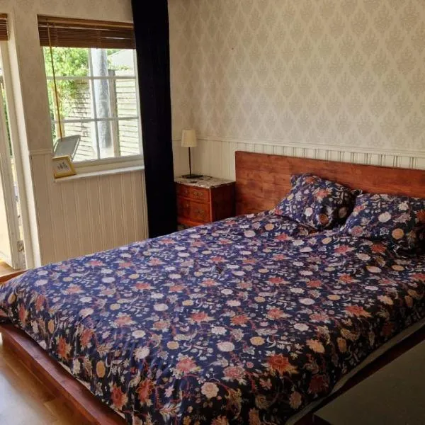 Blå rummet - Rum i familjärt boende - Sängkläder & handdukar ingår, hotel v destinaci Färjestaden