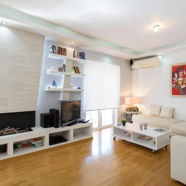 ONE block from the sea Family house at Floisvos, Hotel in Athen