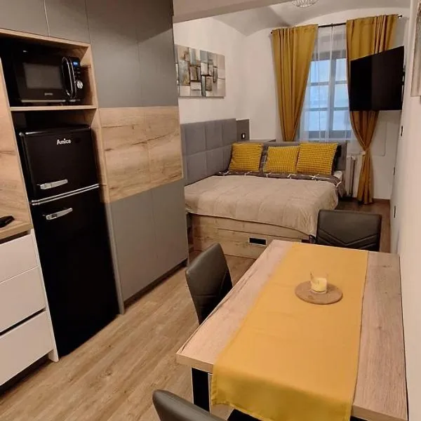 Viesnīca Studio apartment Under the castle pilsētā Škofja Loka