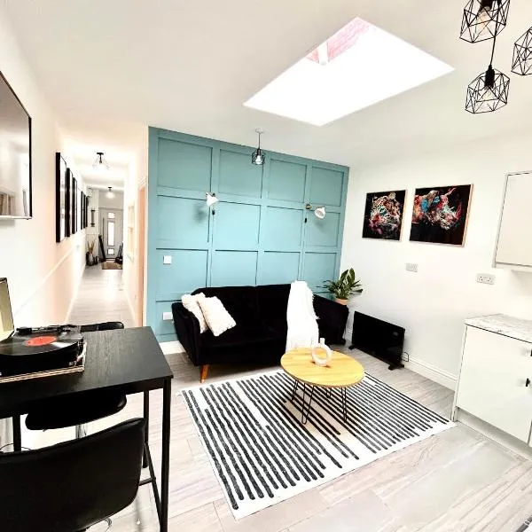 Vibrant Bungalow 2 Bedroom Flat with secure private parking, hotel in Birmingham