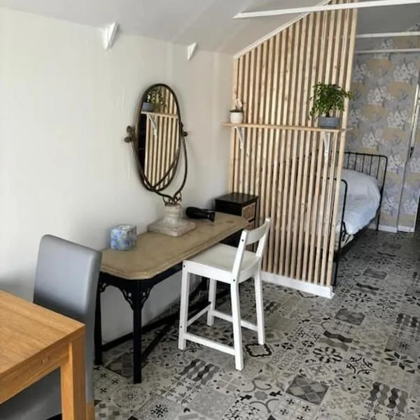 Private apartment with en-suite, hotel in Bournemouth