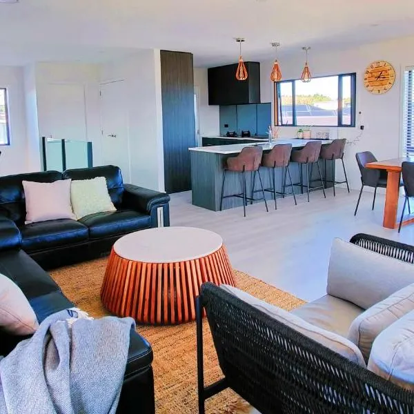 Better than Home - NEW Lake View, hotel en Taupo