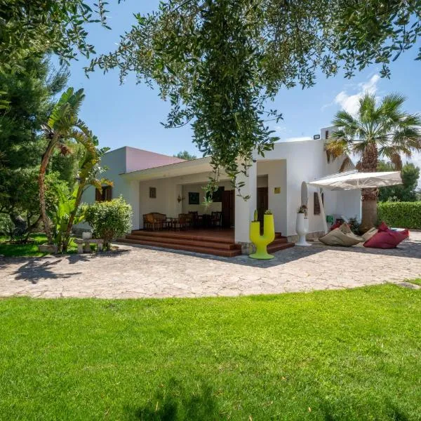 Villa Giglio with Garden and Mini Pool by Rentbeat, hotel v destinaci Rosa Marina