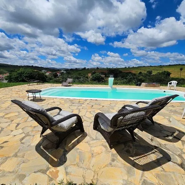 Chalés Vila Carrancas - Ao lado do centro com piscina, cozinha completa e muita tranquilidade、カランカスのホテル