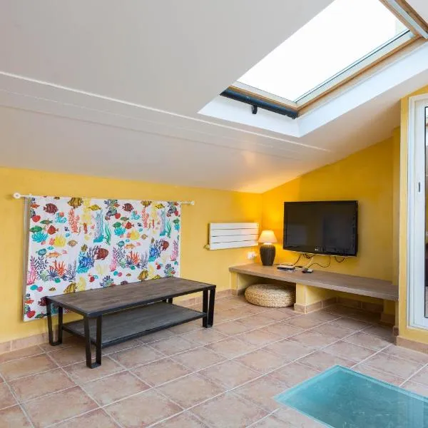 World Hostel -la girelle-Condo Rooftop Veranda Terrace, hotel v destinaci Marseille