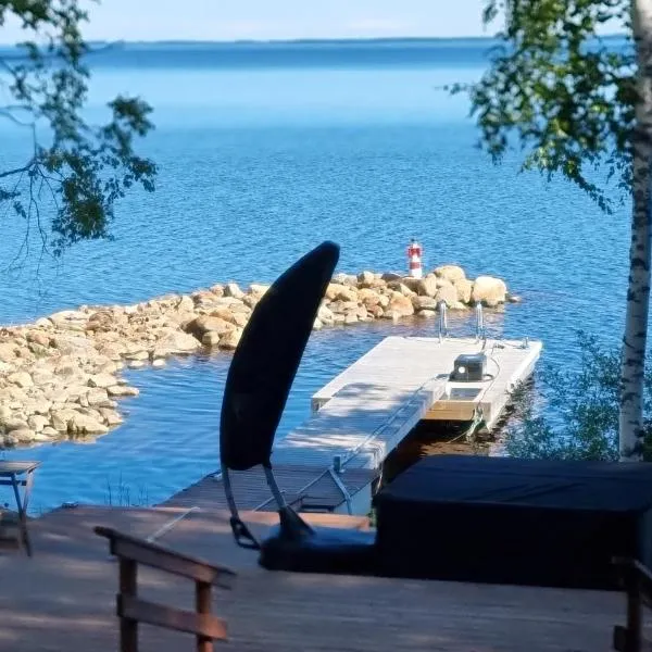 Mukava pieni 2-4h mökki min 2 vrk Saimaan rannalla, poreallas, puusauna, Wi-Fi, Smart TV, parivuode ja vuodesohva: Savonlinna şehrinde bir otel
