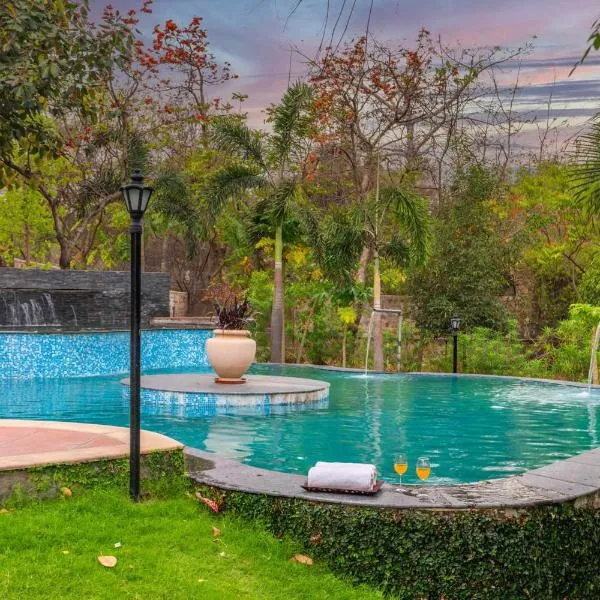 StayVista at Maple Farms with Pool, BBQ & Bonfire，位于Sohna的酒店