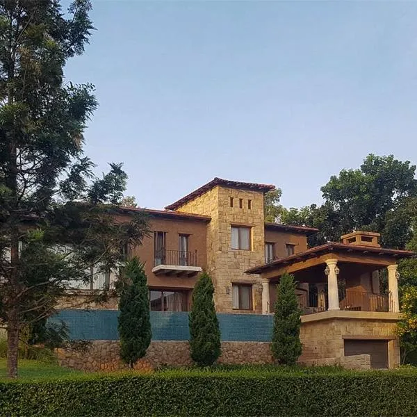 Private Pool Villa & Golf - Toscana House Khaoyai 4 Bedrooms 10 Guests, hotel in Ban Rai Khlong Sai