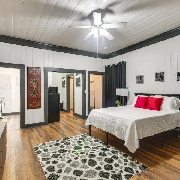 Modern Greenwood Studio Less Than 1 Mi to Downtown!, hotel v destinaci Greenwood