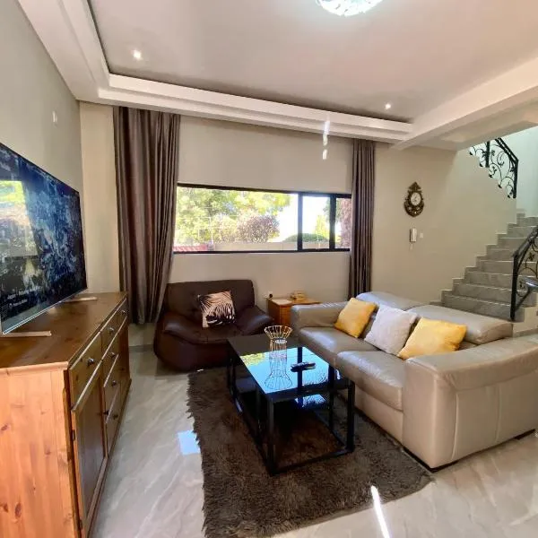 modern, two-story luxury house, hotel v destinaci Gaborone