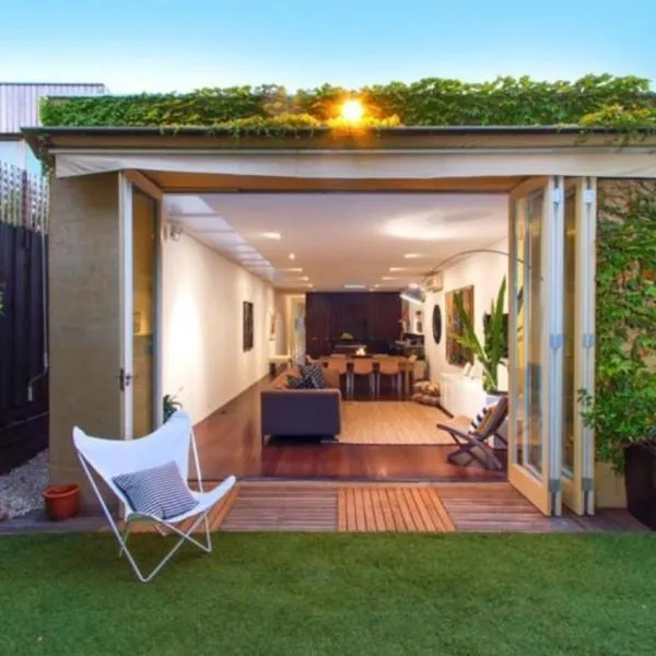 St Kilda Style - Stunning 3 Bedroom House, hotel in Melbourne