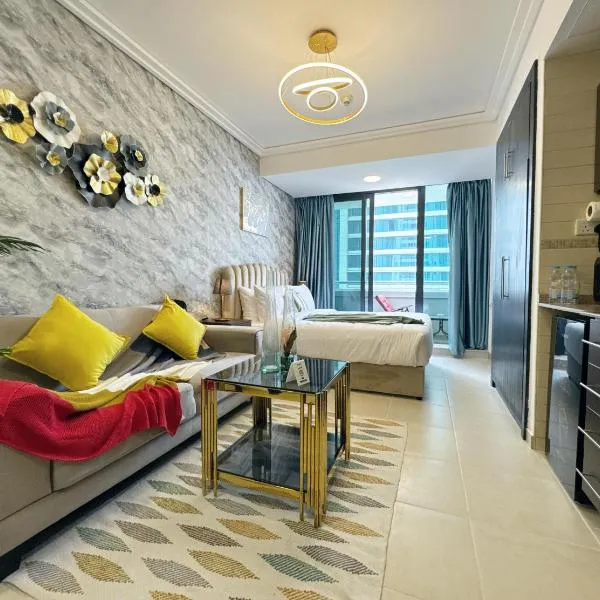 Cosmos Living Charming Studio With Balcony，位于迪拜的酒店