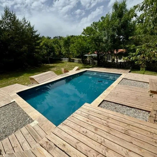 Le Travers Ajoux - Camping Gîte Évènement, hotel a Ajoux