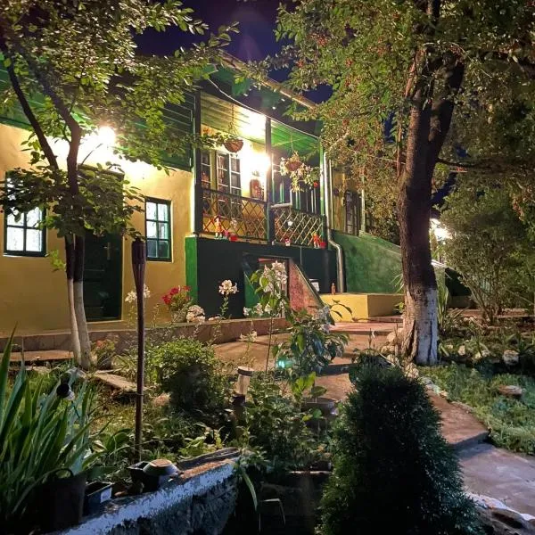 Căsuța fă rai din ce ai、ブザウのホテル