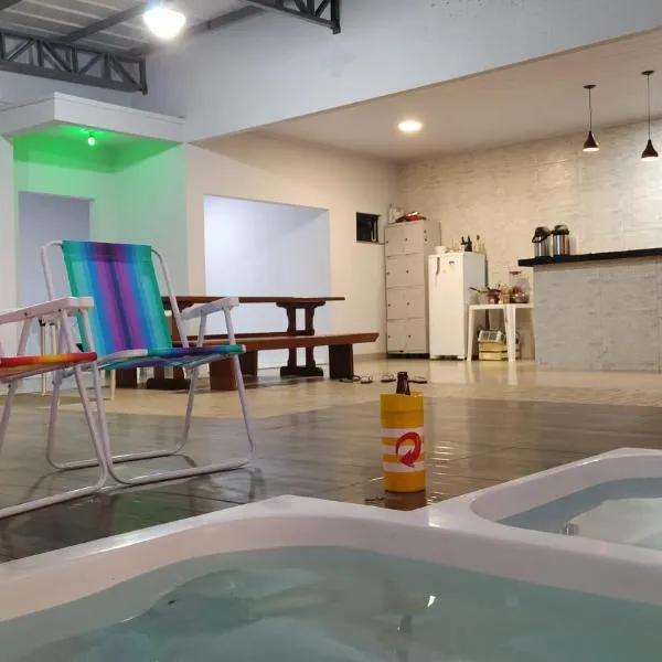 check-in autônomo em Piscina, Hidro, churrasqueira, casa dispondo até 3 quartos, 3 ar, 2b, tudo privativo - Reserva valor 6 hóspedes para abrir os 3 quartos com ar, 2 banheiros, sala, cozinha, garagem até 2 e pátio descontão por duração!、ソヒーゾのホテル