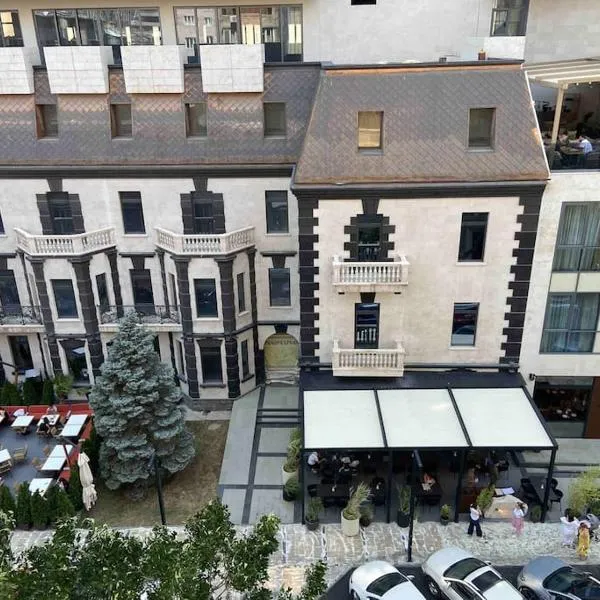 Newly Renovated, Modern and Bright Condo in Center, hotel i Jerevan