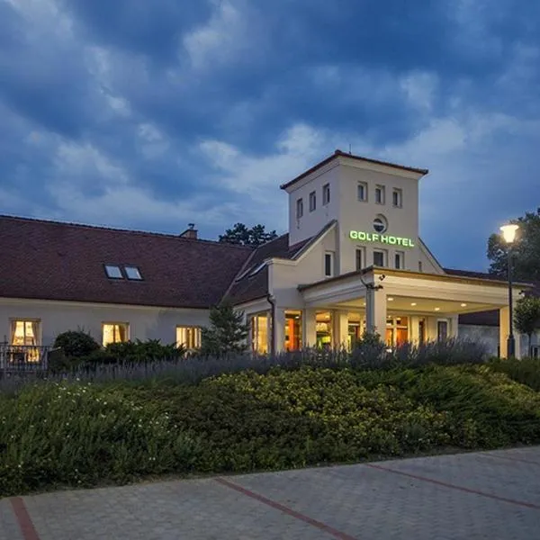 Old Lake Golf Hotel, hotel v destinaci Tata