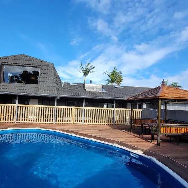 Luxury Bay Vacation Home 5 Ensuites & Pool, hotel en Whangaparaoa