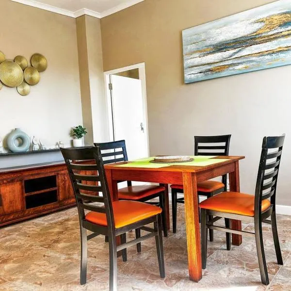 Large 74m2 Aprtm - Cozy Central CPT - 200 Mbps Internet, hotel in Cape Town