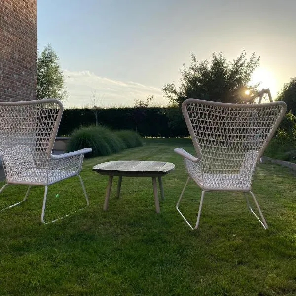 The Conservatory a cosy little holiday home- central between Gent Antwerpen Brussel & Brugge, hotel em Lokeren