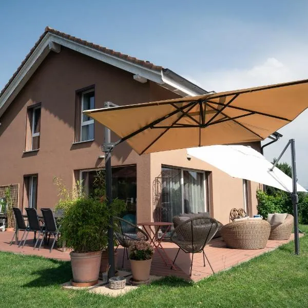 Villa Val - Charmante maison au cœur de Vallon, khách sạn ở Grandcour